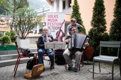 Volksmusik ist generationenübergreifend: offene Stubetebühne beim Restaurant Schützenmatt. | Bild: Manuela Jans-Koch (Altdorf, 19. Mai 2018)