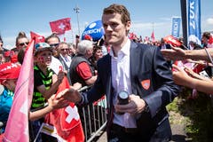 Leonardo Genoni beim Empfang in Kloten. | Bild: Melanie Duchene /Keystone (Kloten, 21. Mai 2018)
