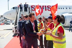 Cheftrainer Patrick Fischer steigt aus dem Flieger aus. | Bild: Melanie Duchene / Keystone (Kloten, 21. Mai 2018)