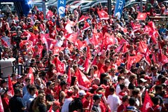 Tausende Fans erwarten die Nati-Spieler am Flughafen. | Bild: Patrick Hürlimann / Keystone (Kloten, 21. Mai 2018)