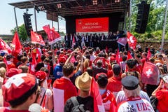 Die Nati-Spieler versammeln sich auf der Bühne. | Bild: Patrick Hürlimann /Keystone (Kloten, 21. Mai 2018)