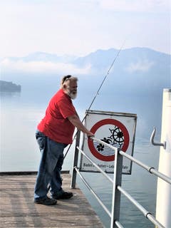 "Petri heil", das wünscht man bei solchen Begegnungen. Spasseshalber erwähnte dieser Herr, wenn ich heute nichts fange, gibt es halt "kalte Küche", das heisst soviel wie, Türen und Fenster sind daheim offen ! Aufgenommen in Meggen | Bild: Margrith Imhof-Röthlin