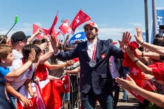 Simon Moser geniesst das Bad in der Menge. | Bild: Melanie Duchene / Keystone (Kloten, 21. Mai 2018)