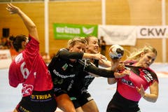 Sponos Lisa Frey wehrt sich gegen die St. Gallerinnen Laura Spatz (links) und Laura Oberli | Bild: Marc Schumacher / Freshfocus (Nottwil, 22. Mai 2018)