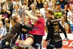 Sponos Pascale Wyder (Mitte) setzt sich gegen die St. Gallerinnen Yarima Altherr (links) und Jessica Wenger durch. | Bild: Marc Schumacher / Freshfocus (Nottwil, 22. Mai 2018)