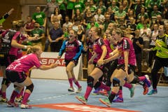 Die Spielerinnen von Spono Eagles rennen nach dem Sieg aufs Feld. | Bild: Dominik Wunderli (Nottwil, 22. Mai 2018)