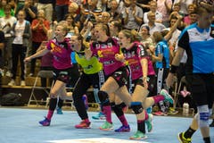 Die Spielerinnen von Spono Eagles rennen nach dem Sieg aufs Feld. | Bild: Dominik Wunderli (Nottwil, 22. Mai 2018)
