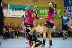 Brühls Yarima Altherr (Mitte) kann sich gegen die Nottwilerinnen Lisa Frey (links) und Ivana Ljubas durchsetzen. | Bild: Dominik Wunderli (Nottwil, 22. Mai 2018)
