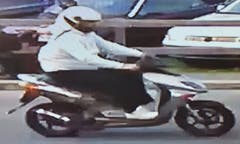 Der unbekannte Täter war offenbar mit einem hellen Roller unterwegs. (Sreenshot Überwachungskamera/Luzerner Polizei)