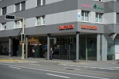 Erst am 24. April wurde die gleiche Raiffeisenbank in Ebikon überfallen – merkwürdigerweise auch an einem Dienstagnachmittag. (Bild: Dominik Wunderli)