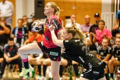 Brühls Laura Oberli (rechts) versucht Nottwils Chantal Wick zu stoppen. | Bild: Marc Schumacher / Freshfocus (Nottwil, 22. Mai 2018)