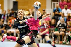 Brühls Laura Spatz (rechts) hält Sponos Judith Matter zurück. | Bild: Marc Schumacher / Freshfocus (Nottwil, 22. Mai 2018)