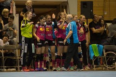 Spono-Trainer Urs Mühlethaler gratuliert seinen Spielerinnen kurz vor dem Schlusspfiff. | Bild: Dominik Wunderli (Nottwil, 22. Mai 2018)