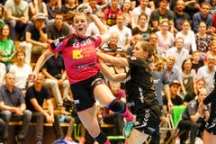 Brühls Marina Schlachter (rechts) kommt gegen Xenia Hodel zu spät. | Bild: Marc Schumacher / Freshfocus (Nottwil, 22. Mai 2018)
