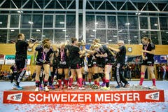 Mit Champagner wird der fünfte Titel in der Vereinsgeschichte gefeiert. | Bild: Marc Schumacher / Freshfocus (Nottwil, 22. Mai 2018)