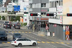 Kurz nach dem Überfall geriet der Verkehr auf der Hauptstrasse vor der Filiale ins Stocken. (Bild: Dominik Wunderli)