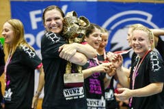 Sponos Neli Irman herzt den Pokal. | Bild: Marc Schumacher / Freshfocus (Nottwil, 22. Mai 2018)