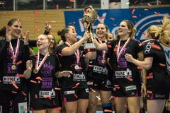 Spono gegen Brühl (Schwarz)Spono ist Schweizer Meister und feiert den Titel mit dem Pokal
