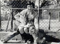 Die zwölfjährige Elisabeth Mauerhofer mit den ersten zwei Löwen. (Bild: PD, 1960)