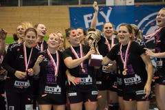 Spono gegen Brühl (Schwarz)Spono ist Schweizer Meister und feiert den Titel mit dem Pokal