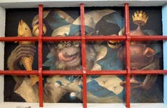 Das Gemälde mit dem originalen «Huerenaff» der Luzerner Safran-Zunft befindet sich im Innern des Freihofs Geissenstein. (Bild: PD)