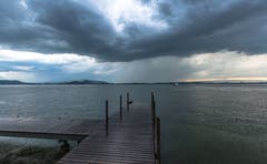 Der Regen prasselt auf das Wasser des Zugersees. Leserbild: Daniel Hegglin
