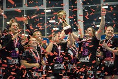Spono gegen Brühl (Schwarz)Spono ist Schweizer Meister und feiert den Titel mit dem Pokal