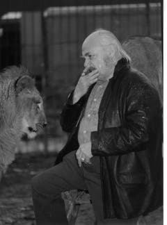 Walter Mauerhofer senior vor einer der ersten Raubtiervorführungen in der Arena des Plättli-Zoos. (Bild: PD, frühe 1970er-Jahre)