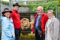 Löwe Louis zwischen zwei Generationen: Walter Mauerhofer junior und Elisabeth Engeler (rechts) sowie deren Nachfolger Elvira Wegmann, zukünftige Leiterin des Restaurants Plättli, und Christoph Wüst, stellvertretender Zooleiter. (Bild: Donato Caspari)