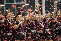 Spono gegen Brühl (Schwarz)Spono ist Schweizer Meister und feiert den Titel mit dem Pokal