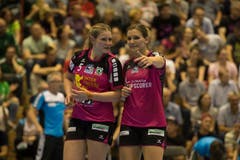 Spono gegen Brühl (Schwarz)Spono ist Schweizer MeisterLisa Frey (L) und Topscorerin Neli Irman