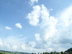 Wolkenpyramide über dem Michelsamt, Vorbote der abendlichen Gewitter. | Bild: Josef Habermacher