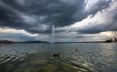 Kurz vor dem Gewitter gab es dunkle Wolken über dem Zugersee. Leserbild: Daniel Hegglin