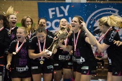 Spono gegen Brühl (Schwarz)Spono ist Schweizer Meister und feiert den Titel mit dem Pokal