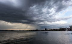 Das Unwetter über dem Zugersee bahnt sich langsam an. Leserbild: Daniel Hegglin