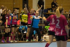 Spono gegen Brühl (Schwarz)Spono ist Schweizer Meister.Urs Mühlethaler treibt seine Heldinnen in den letzten Minuten nochmals richtig an.