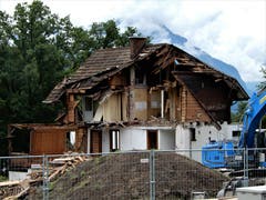Zeichen der heutigen Zeit? Das alte Haus muss leider weichen und einem moderneren Neubau Platz machen. Bild: Margrith Imhof-Röthlin