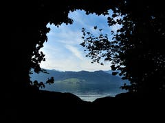 "Seeblick statt den nötigen Durchblick" ? Wer weiss wo, kann sogar beides und zwar an der idyllisch gelegenen Schifflände Meggenhorn geniessen, aufgenommen bei der Schifflände Meggenhorn. | Bild: Margrith Imhof-Röthlin