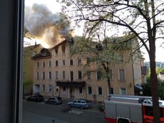 Der Blick einer Anwohnerin aufs qualmende Haus Linsebühlstrasse 105. (Bild: Ellen Tedaldi)