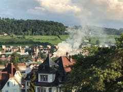 Der erste Hinweis auf den Brand im Linsebühl: Die Rauchfahne vom Rosenberg her gesehen. (Bild: Martin Oswald)