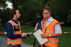 Vor der Orientierung der anwesenden Medienleute: Hanspeter Krüsi (Sprecher der Kantonspolizei St.Gallen - rechts) und Dionys Widmer (Sprecher der Stadtpolizei St.Gallen) koordinieren die Information. (Bild: Reto Voneschen)