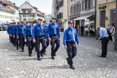 Polizeikommandant Adi Achermann führt die Schar der Aspiranten auf den Surseer Rathausplatz. (Bild: Manuela Jans-Koch, 24. Mai 2018)