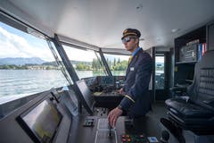 Thomas Wey, 2. Schiffsführer, steuert den Katamaran in Richtung Bürgenstock. (Bild: Dominik Wunderli (Luzern, 24. Mai 2018))