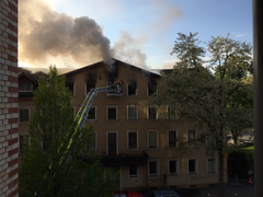Die Feuerwehr bekam die Flammen rasch in den Griff, was sich von aussen an der langsam abnehmenden Rauchentwicklung zeigt. (Bild: Christoph Sprecher)