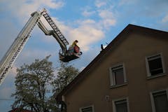 Kontrolle von oben: Gibt's noch Glutnester im Dachstock des Mehrfamilienhauses Linsebühlstrasse 105? (Bild Reto Voneschen)