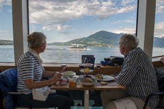 Gäste geniessen die Aussicht. (Bild: Dominik Wunderli (Luzern, 24. Mai 2018))