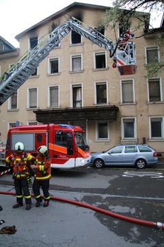 Die Feuerwehrleute sammeln sich vor der Brandliegenschaft. (Bild: Reto Voneschen)