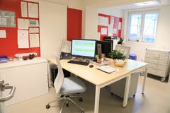Auch die Büroräume sind hell. Gegen den Gang sind sie verglast. (Bild: PD)
