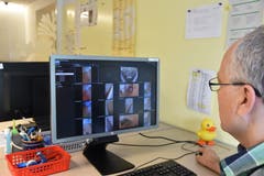 Johny Wehrli zeigt das neue Kamera-Überwachungssystem, das der Nachtwache zur Verfügung steht und die Gänge und den Eingangsbereich filmt. (Bild: Timon Kobelt)