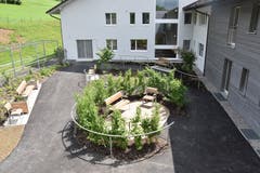 Ein Rundgang für die Demenzerkrankten. (Bild: Timon Kobelt)